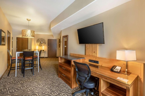 Best Western Premier Ivy Inn & Suites image 19